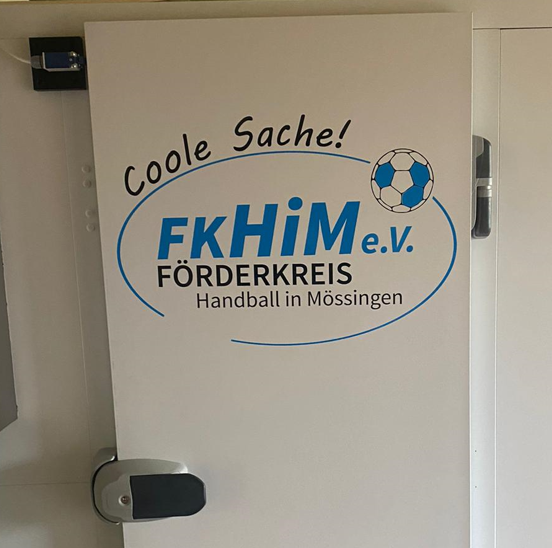 FK HiM- Logo an der Tür